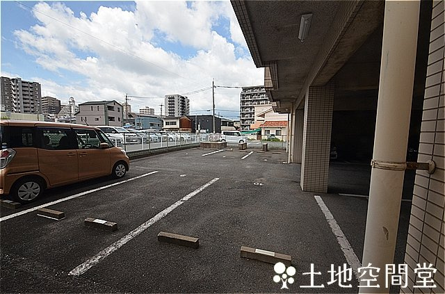 北九州市八幡西区紅梅１丁目の賃貸マンションの駐車場
