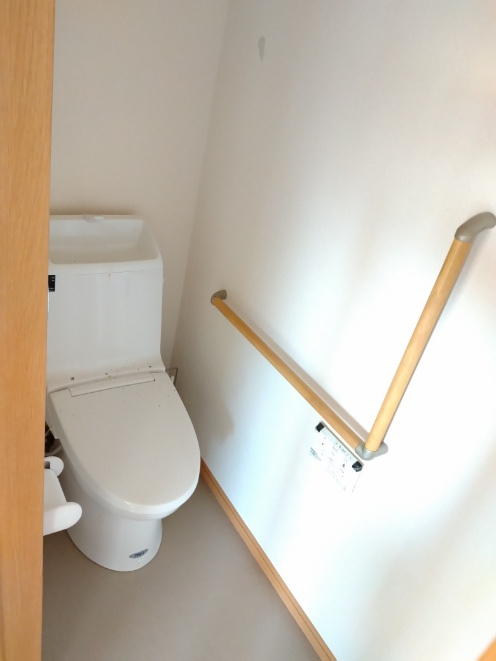 宇都宮市上戸祭町　戸建のトイレ|トイレ内手すり付き