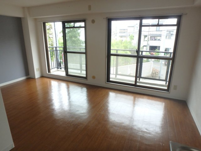 【居間・リビング】 | ラフォーレハタⅡ | こちらの居間で趣味の時間をお楽しみください