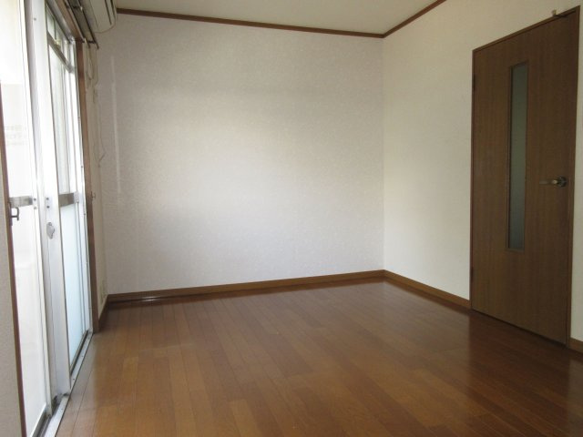 イーストパーク大橋の居間・リビング|洋室７帖。お一人暮らしには丁度いい広さです。