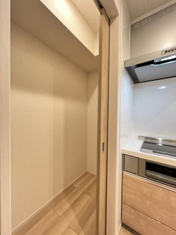 フィエルテのキッチン|パントリー収納付きキッチンです