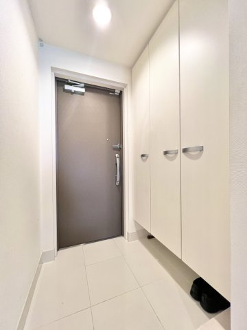 ディークラディア 浜松宮竹の玄関|白を基調とした玄関。大きなシューズクロークもあり、いつでも玄関をスッキリとさせられます。