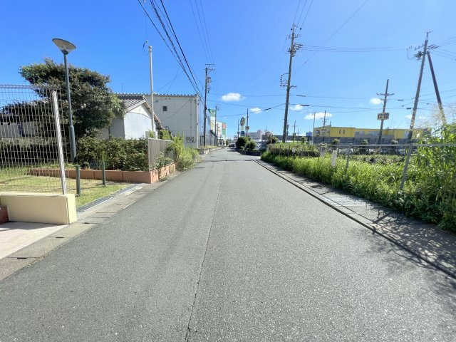 ディークラディア 浜松宮竹の周辺|物件前の道路になります。