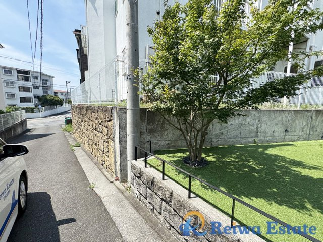 売地　茅ヶ崎市富士見町の前面道路含む現地写真