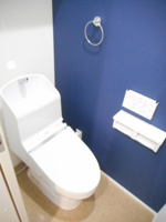 落ち着いた色調のトイレです