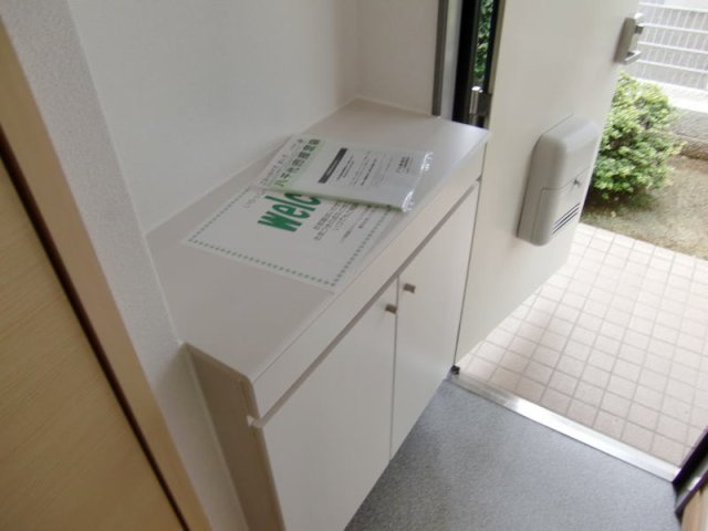 収納もある玄関です