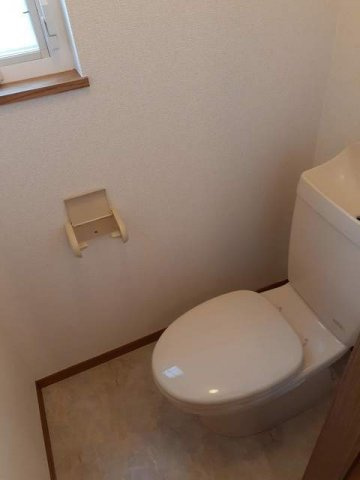 落ち着いた色調のトイレです