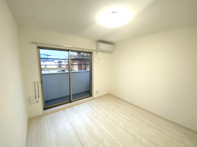 ゆったりした洋室です