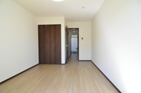 落ち着いて過ごせるお部屋なので、寝室にいかがでしょうか