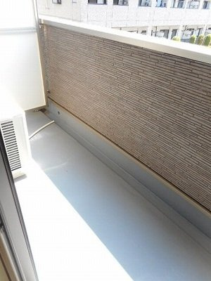 暖かな日差しのふりそそぐバルコニー