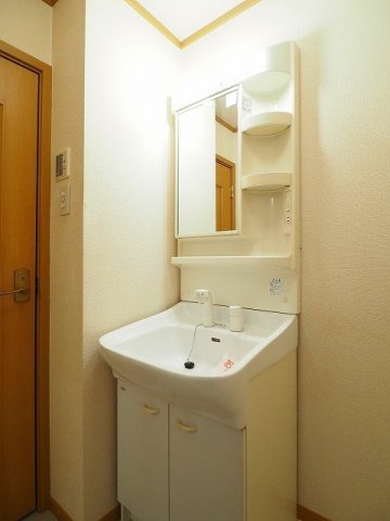 ゆったりとスペースのある洗面所