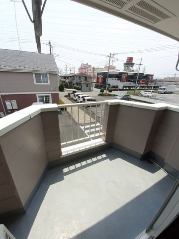 開放的で明るい空間を演出してくれるバルコニーです