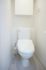 落ち着いた色調のトイレです