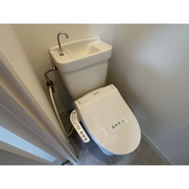 コンパクトで使いやすいトイレです