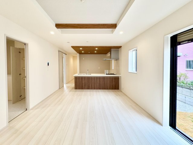《仲介手数料半額》狭山市南入曽　新築戸建　全１棟　の居間・リビング|LDK22帖