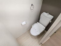 落ち着いた色調のトイレです