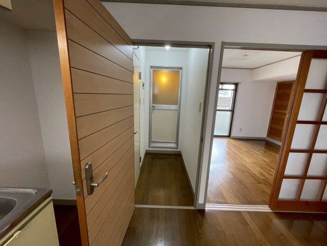 明るい色調の室内です