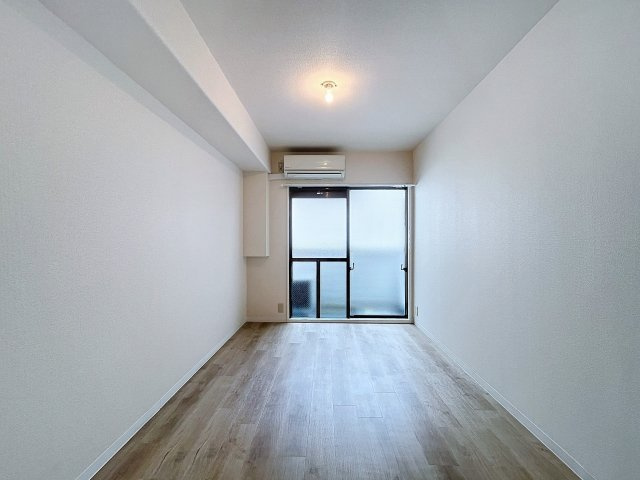 落ち着いた色調の洋室です