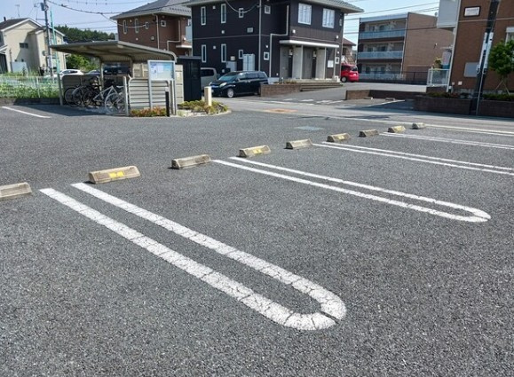 川越市大字天沼新田のアパートの駐車場