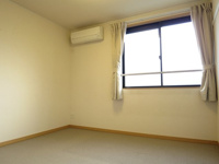 落ち着いて過ごせるお部屋なので、寝室にいかがでしょうか