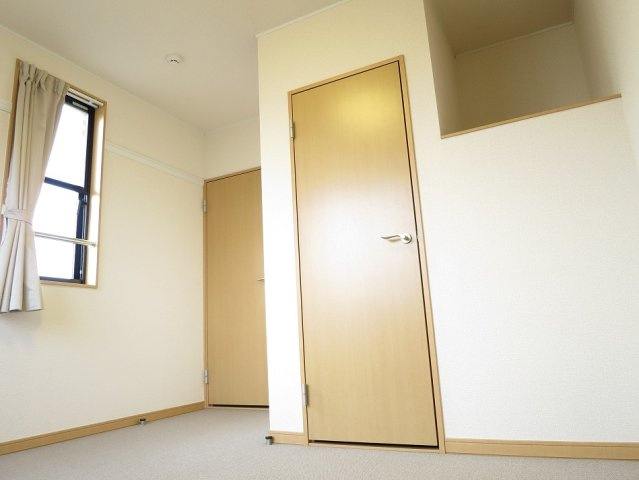 広くて明るい寝室