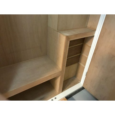 明るい色調の室内です