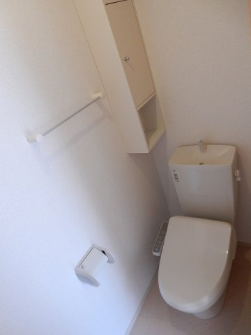 落ち着いた色調のトイレです