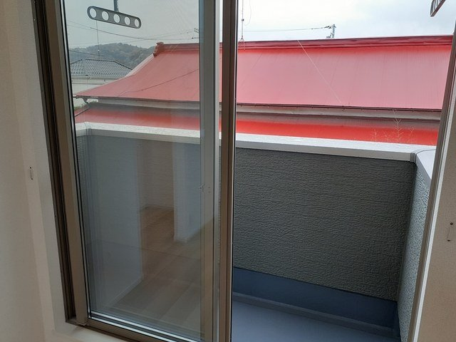暖かな日差しのふりそそぐバルコニー