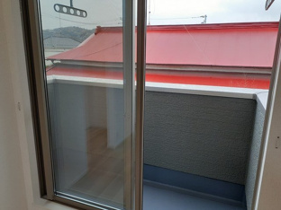 暖かな日差しのふりそそぐバルコニー