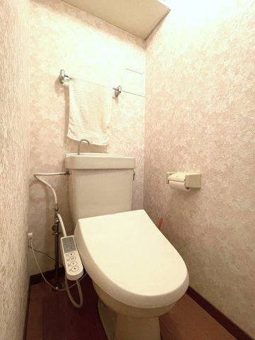 ライオンズマンション高知中宝永町のトイレ|温水洗浄機能付きのトイレです。背面上部には収納があります。