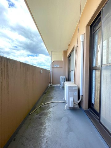 ライオンズマンション高知中宝永町のバルコニー|バルコニーは西側にあります。上層階で眺望・通風良好です。