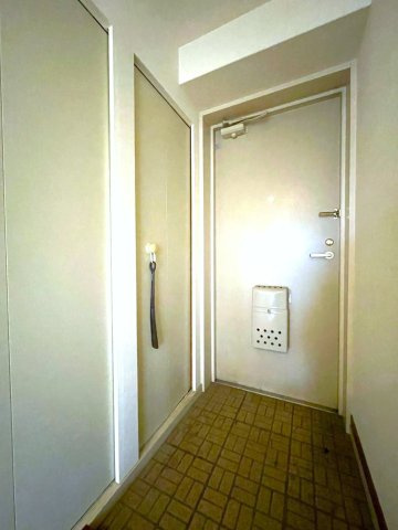 ライオンズマンション高知中宝永町の玄関|玄関には大容量のシューズボックスがあります。