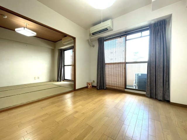 ライオンズマンション高知中宝永町のダイニング|日当りの良い落ち着いた配色のダイニングスペースです。