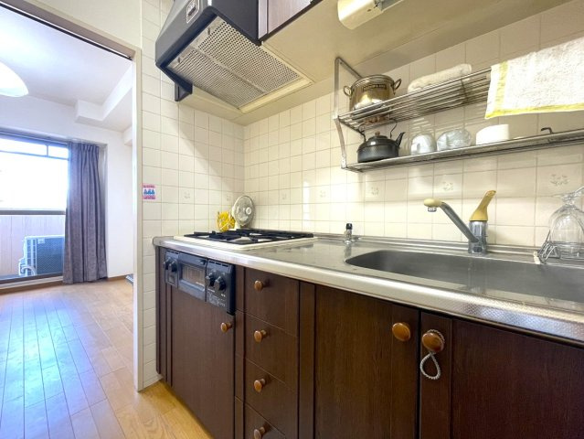 ライオンズマンション高知中宝永町のキッチン|独立型キッチンはダイニングから直接見えないため、生活感が見えにくいメリットがあります。