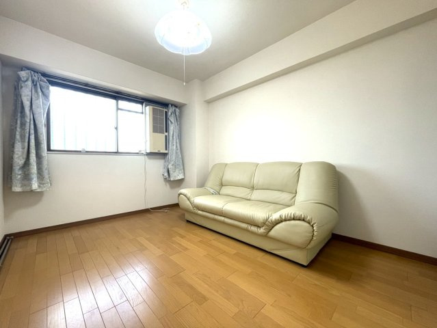 ライオンズマンション高知中宝永町の洋室|約６帖の洋室です。エアコン付きでのお引渡しです。