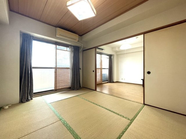 ライオンズマンション高知中宝永町の和室|バルコニーに面した約６帖の和室です。