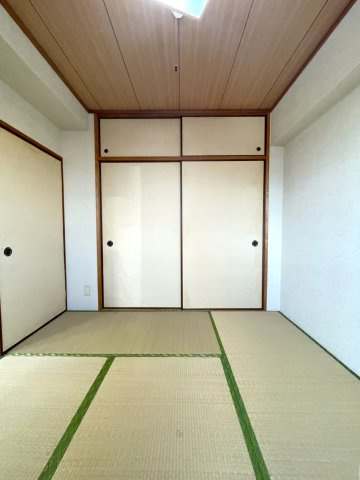 ライオンズマンション高知中宝永町の和室|和室には押入れがあります。天袋付きで季節ものの収納に便利です。