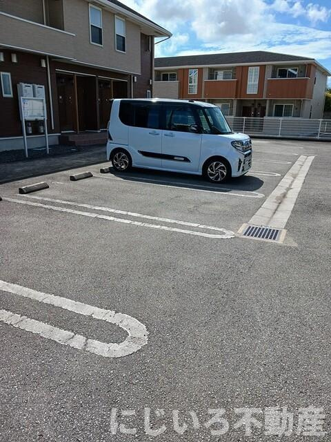 ジュネスBの駐車場