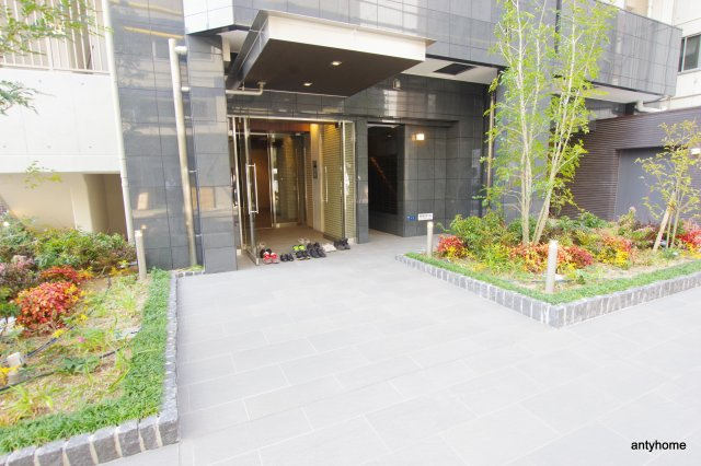 ライブカーサ本町　仲介手数料無料のエントランス