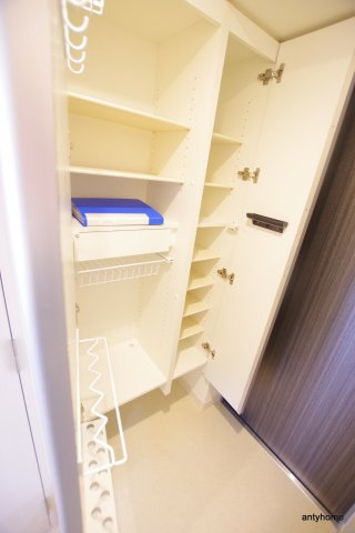 ライブカーサ本町　仲介手数料無料の玄関