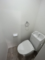 落ち着いた色調のトイレです