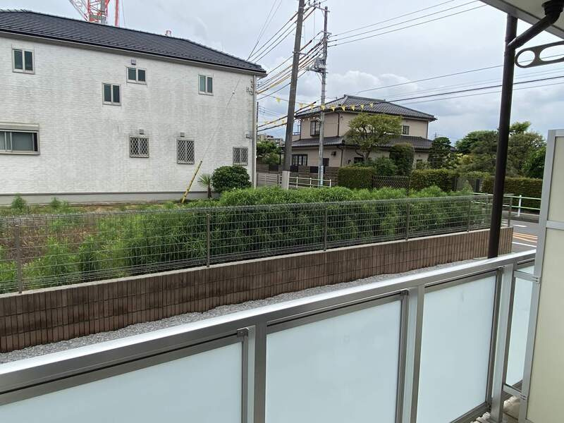 暖かな日差しのふりそそぐバルコニー