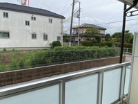 暖かな日差しのふりそそぐバルコニー