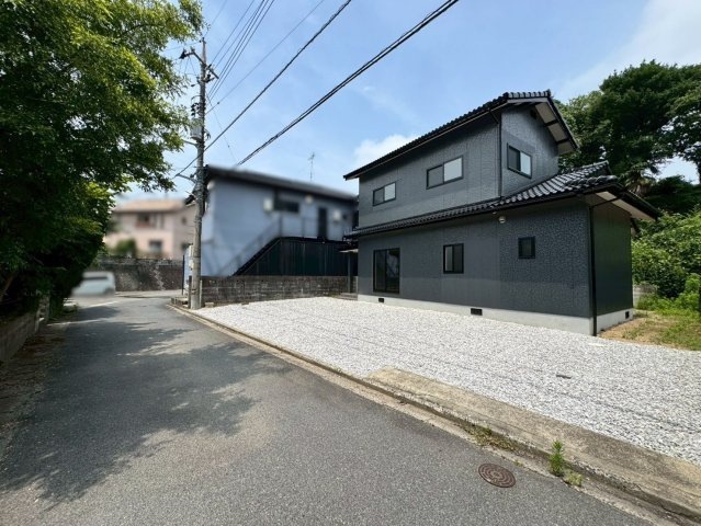 大字小野田中古一戸建て②の前面道路含む現地写真