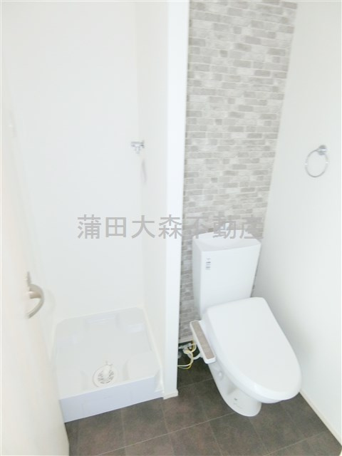 リバティ蒲田のトイレ|温水洗浄暖房便座付きのトイレ　洗濯機置き場　脱衣所