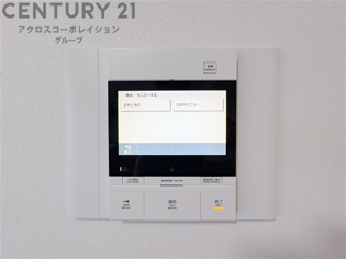 訪問者が来たときにテレビ画面で確認できるため、安心してドアを開けられます。録画機能があるものもあり、留守中に来訪者を記録しておくことができます。利便性が高く、セキュリティ面でも安心です。