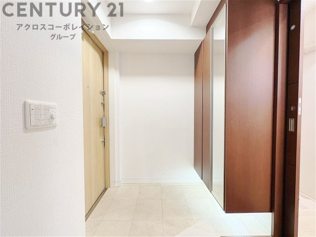 大きな玄関収納付きの玄関です　家族皆様の履物をしっかり収納できます　姿見付きでお出かけ前の身だしなみチェックに便利です