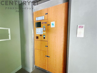 宅配ボックスは荷物の受け取りや配達が便利で安全です。不在時でも荷物が確保され、盗難や損傷のリスクが減少。受け取り時間の柔軟性が向上。外出先からでも荷物の受け取りや預けが可能となります。