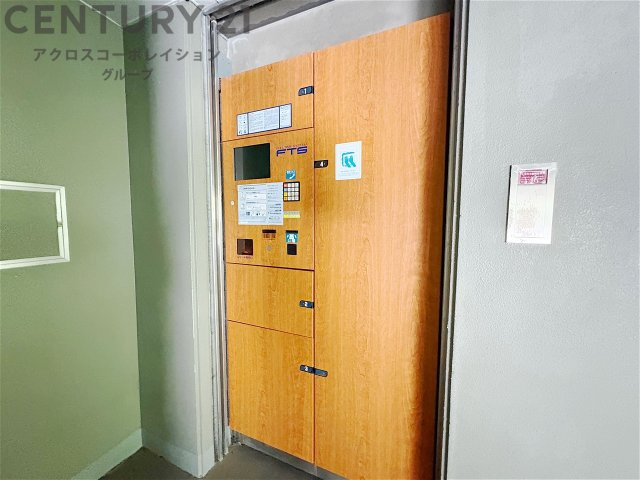 宅配ボックスは荷物の受け取りや配達が便利で安全です。不在時でも荷物が確保され、盗難や損傷のリスクが減少。受け取り時間の柔軟性が向上。外出先からでも荷物の受け取りや預けが可能となります。