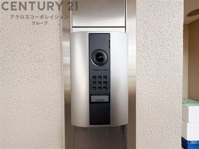 訪問者が来たときにテレビ画面で確認できるため、安心してドアを開けられます。録画機能があるものもあり、留守中に来訪者を記録しておくことができます。利便性が高く、セキュリティ面でも安心です。